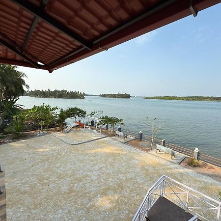 The Glasswater By The Backwater Homestay Kalyānpur Exteriör bild