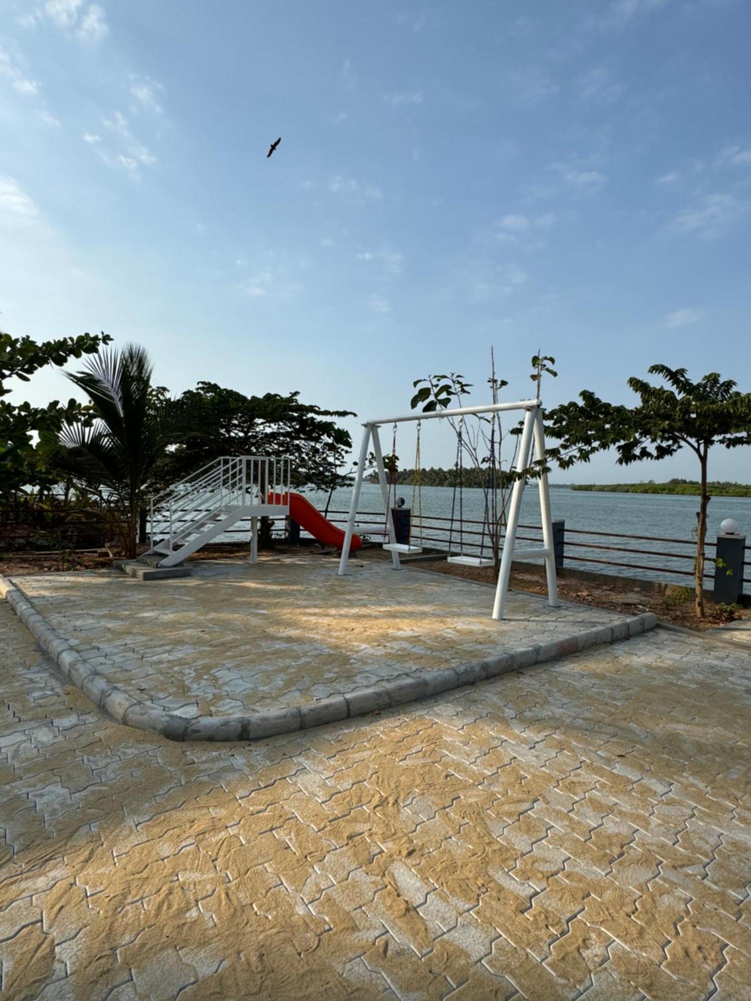 The Glasswater By The Backwater Homestay Kalyānpur Exteriör bild