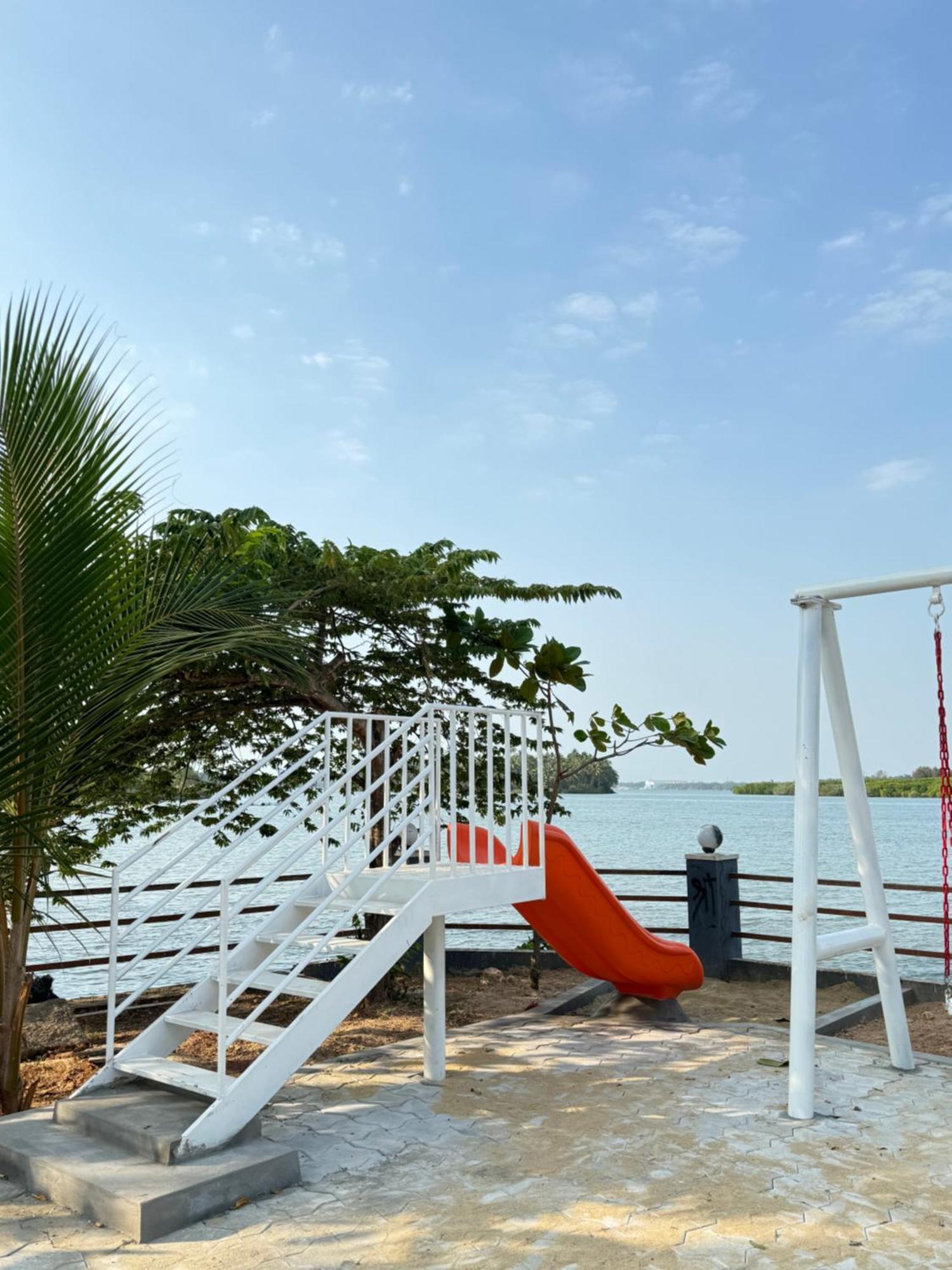 The Glasswater By The Backwater Homestay Kalyānpur Exteriör bild