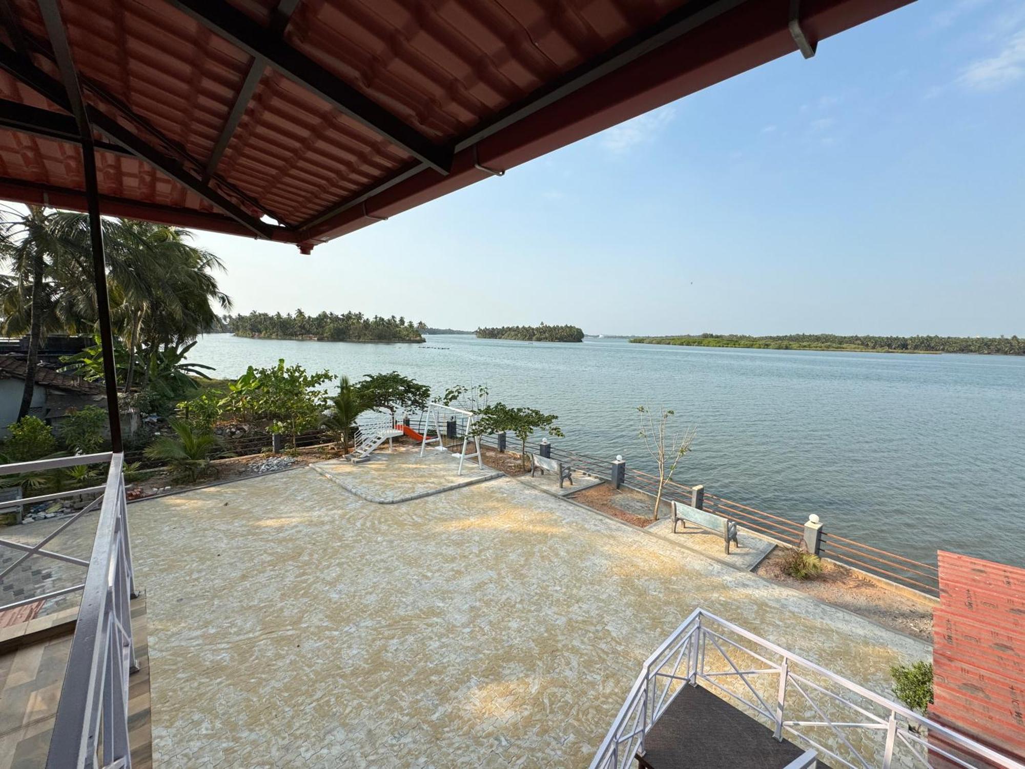The Glasswater By The Backwater Homestay Kalyānpur Exteriör bild