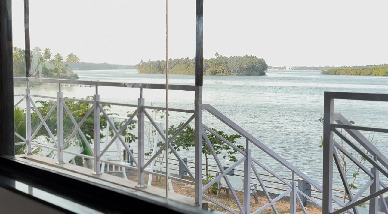 The Glasswater By The Backwater Homestay Kalyānpur Exteriör bild