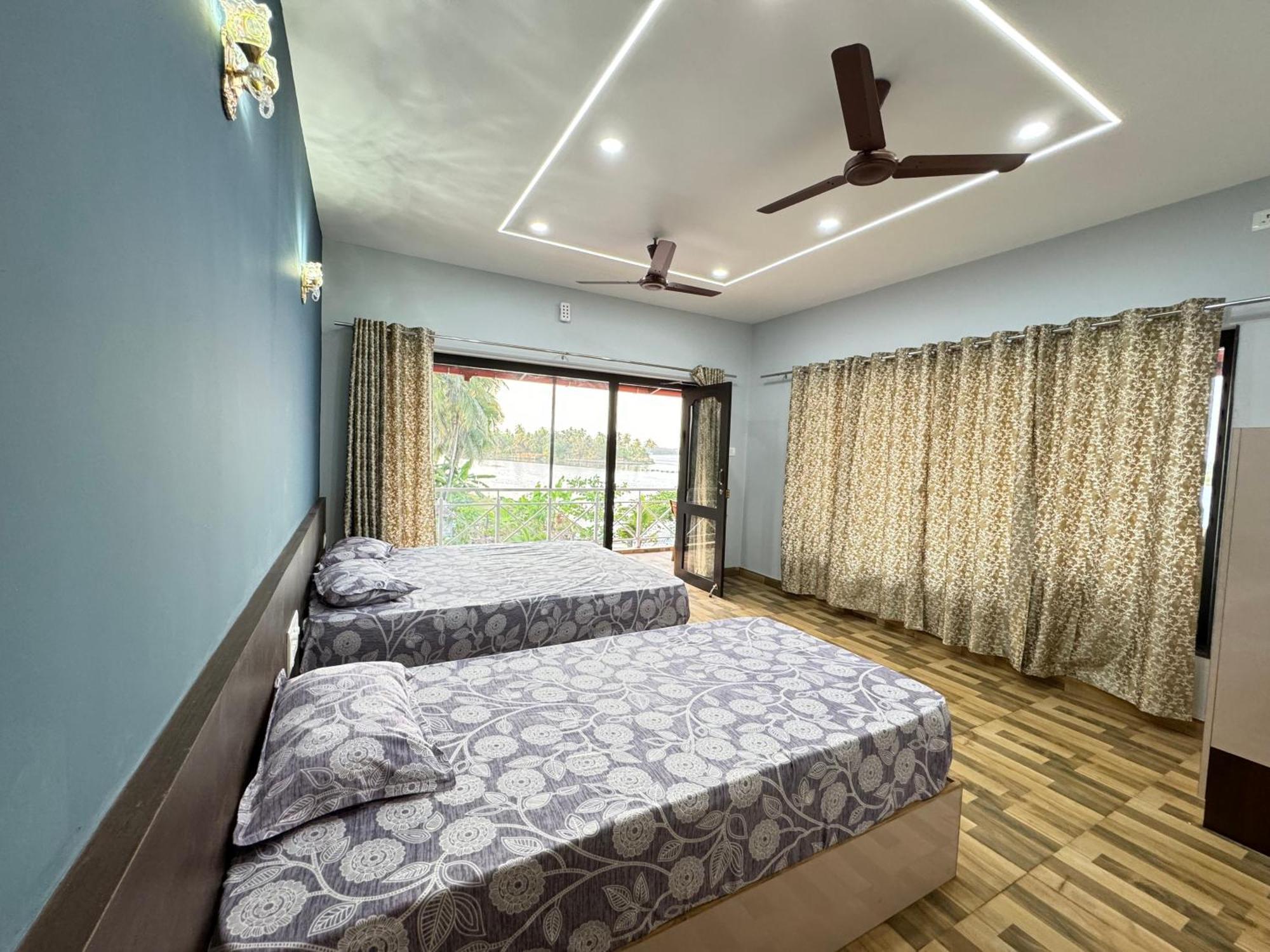 The Glasswater By The Backwater Homestay Kalyānpur Exteriör bild