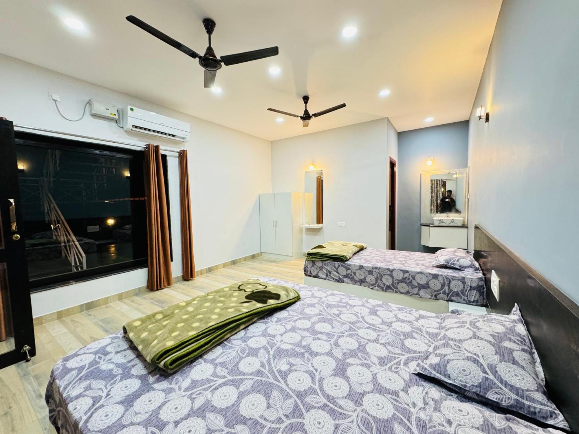 The Glasswater By The Backwater Homestay Kalyānpur Exteriör bild