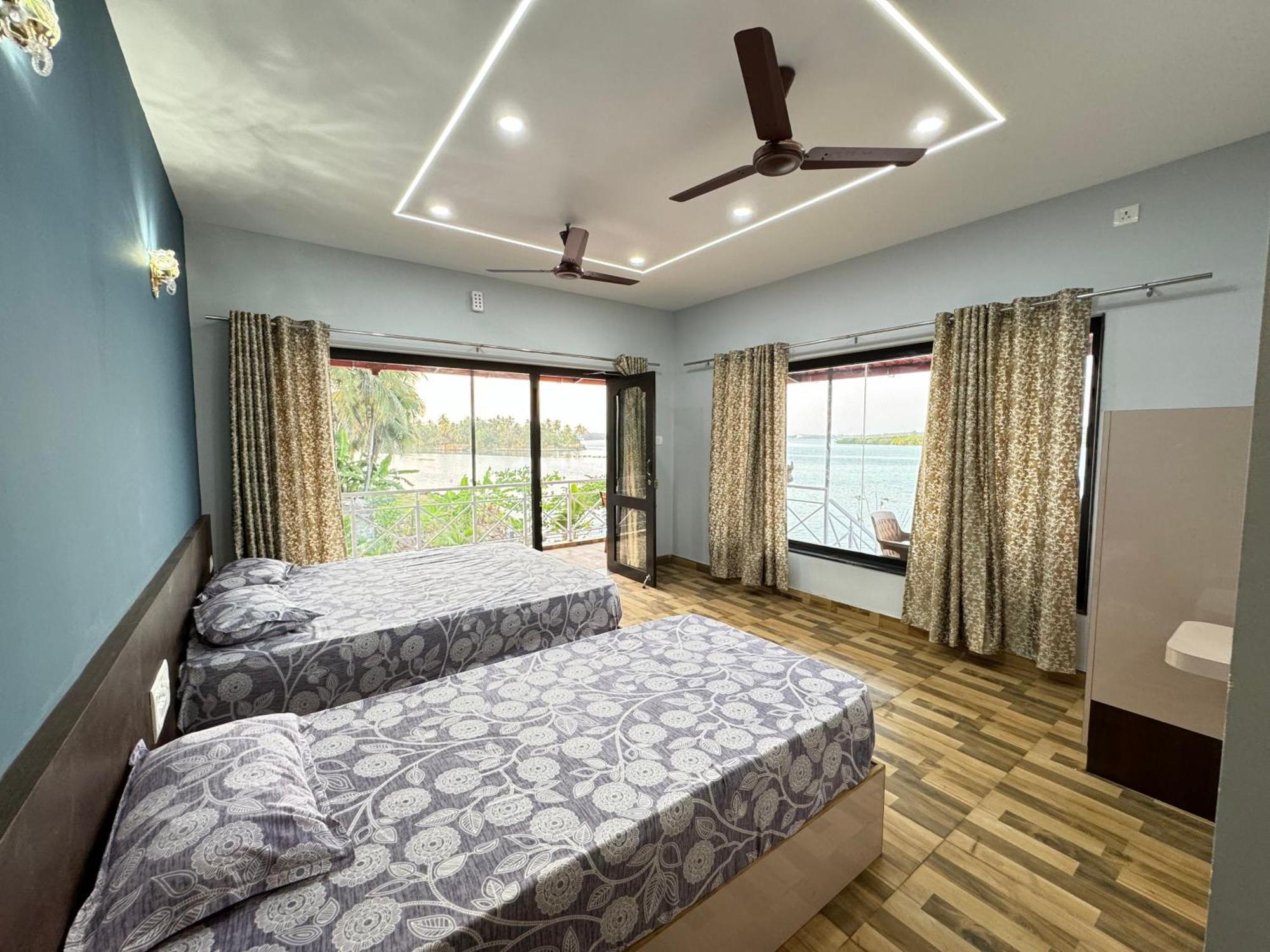 The Glasswater By The Backwater Homestay Kalyānpur Exteriör bild