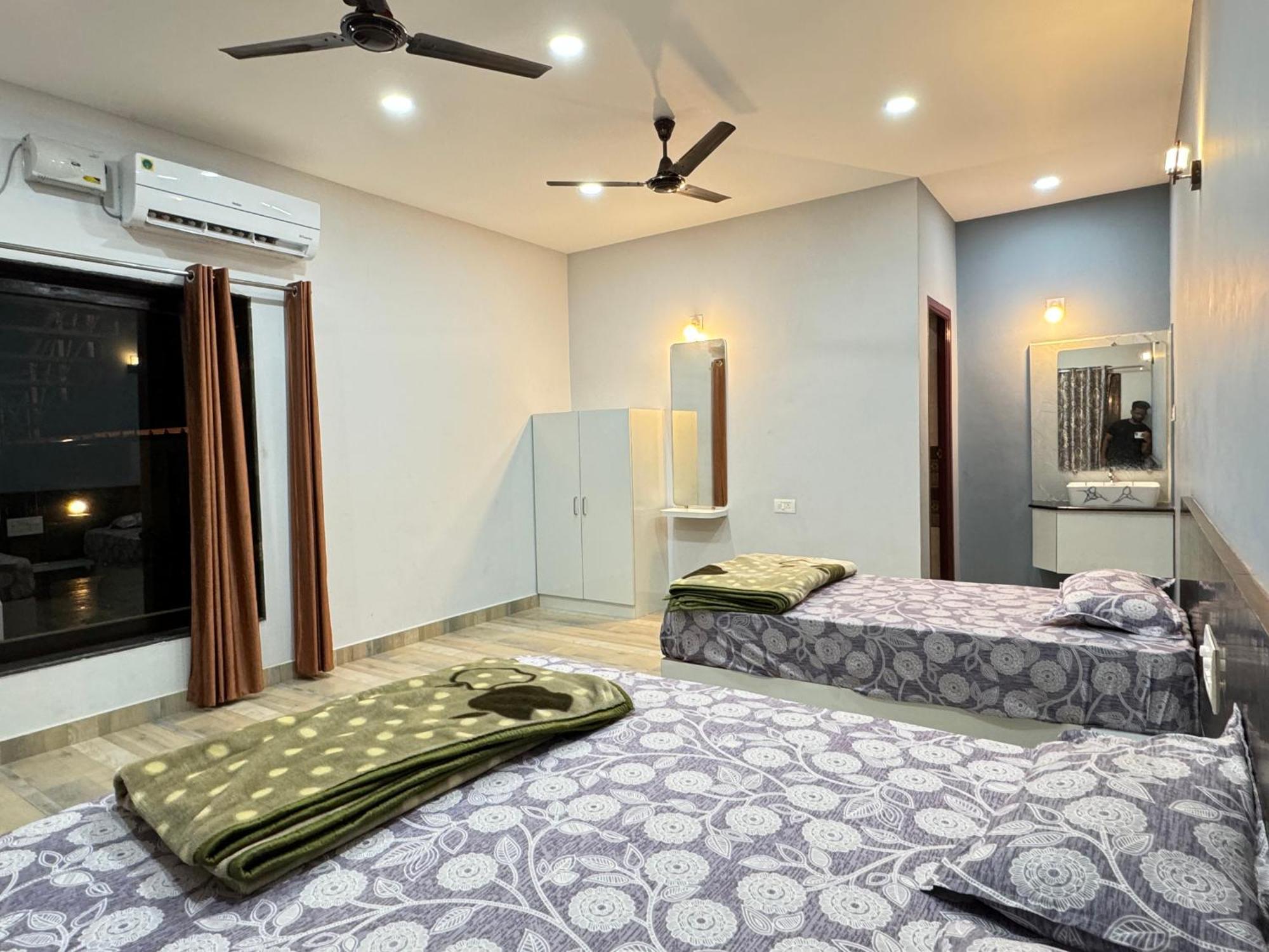 The Glasswater By The Backwater Homestay Kalyānpur Exteriör bild